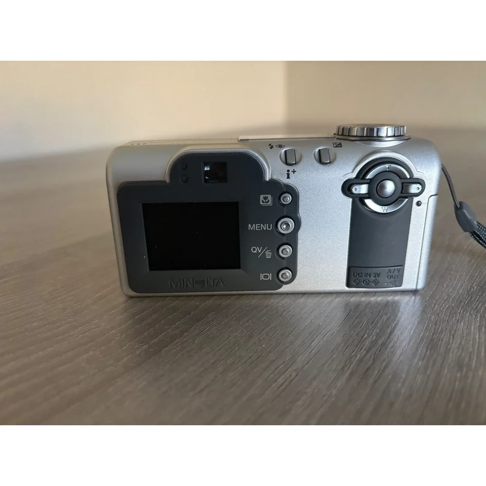 NOT TESTED Minolta Dimage F100 Digital Camera Silver 4.0 Megapixels with‎ Case